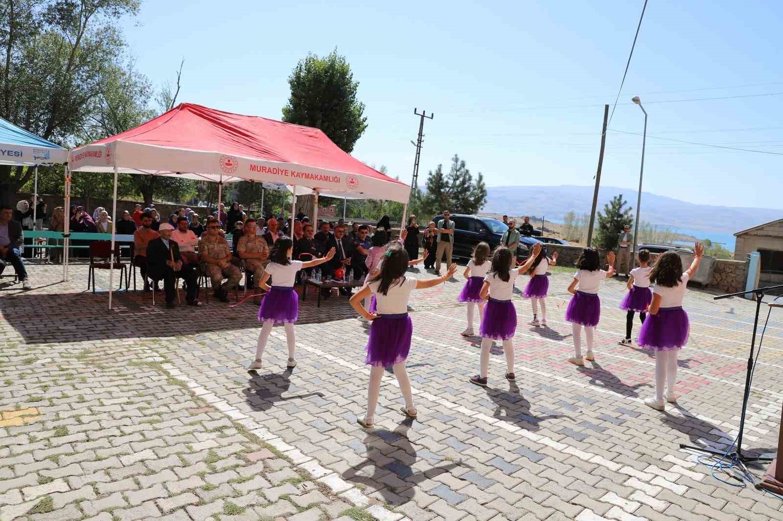Muradiye’de ’İlköğretim haftası’ tüm okullarda coşku ile kutlandı
