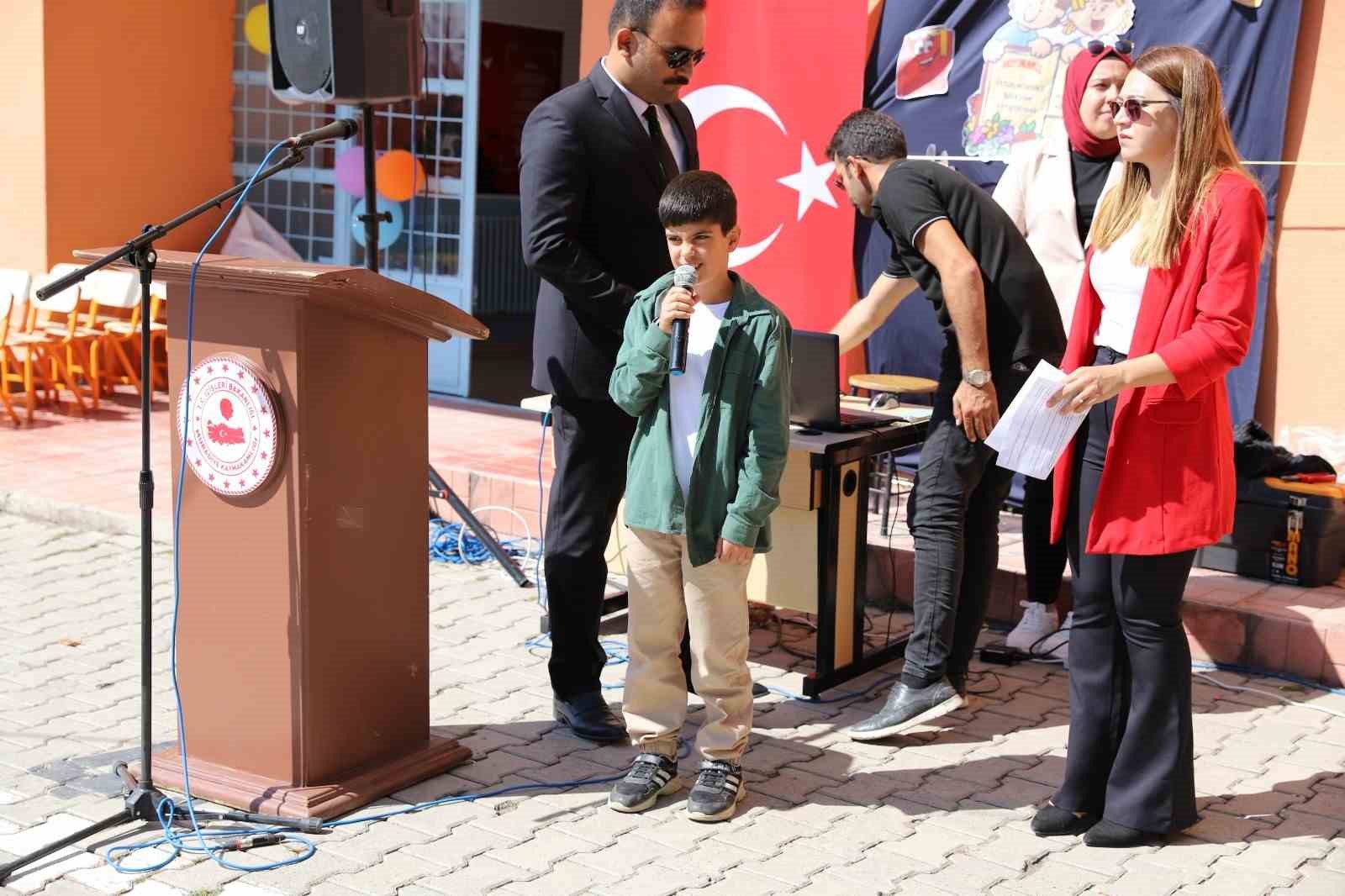 Muradiye’de ’İlköğretim haftası’ tüm okullarda coşku ile kutlandı