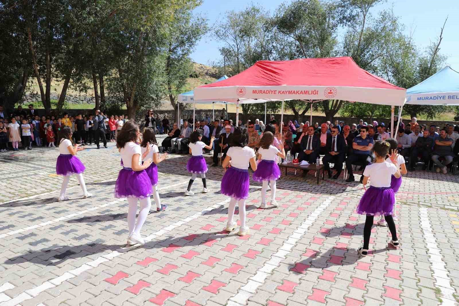Muradiye’de ’İlköğretim haftası’ tüm okullarda coşku ile kutlandı