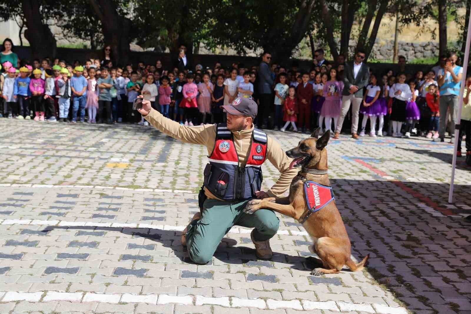 Muradiye’de ’İlköğretim haftası’ tüm okullarda coşku ile kutlandı