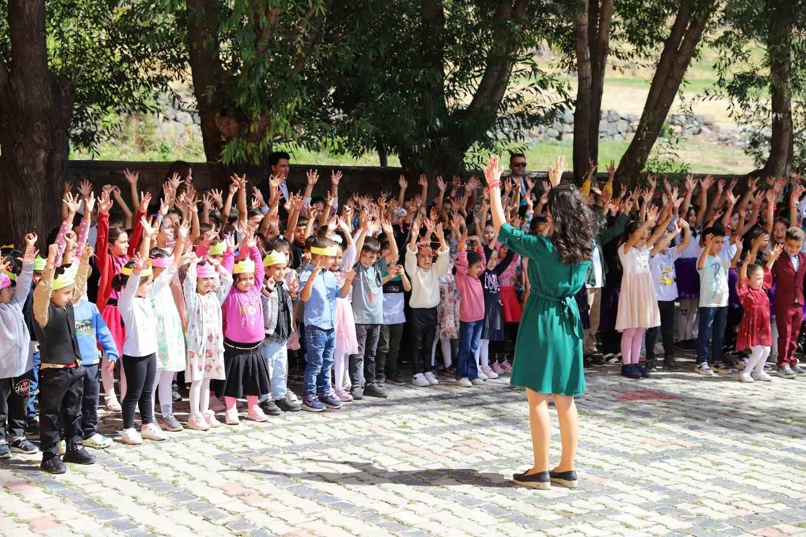 Muradiye’de ’İlköğretim haftası’ tüm okullarda coşku ile kutlandı
