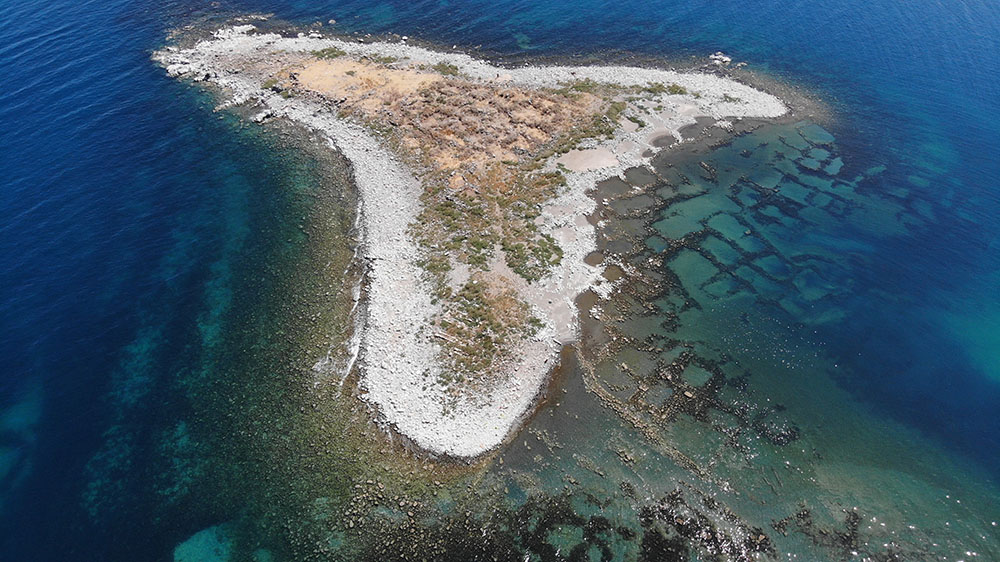 Van Gölü'nde su seviyesi düştükçe sırları ortaya çıkıyor