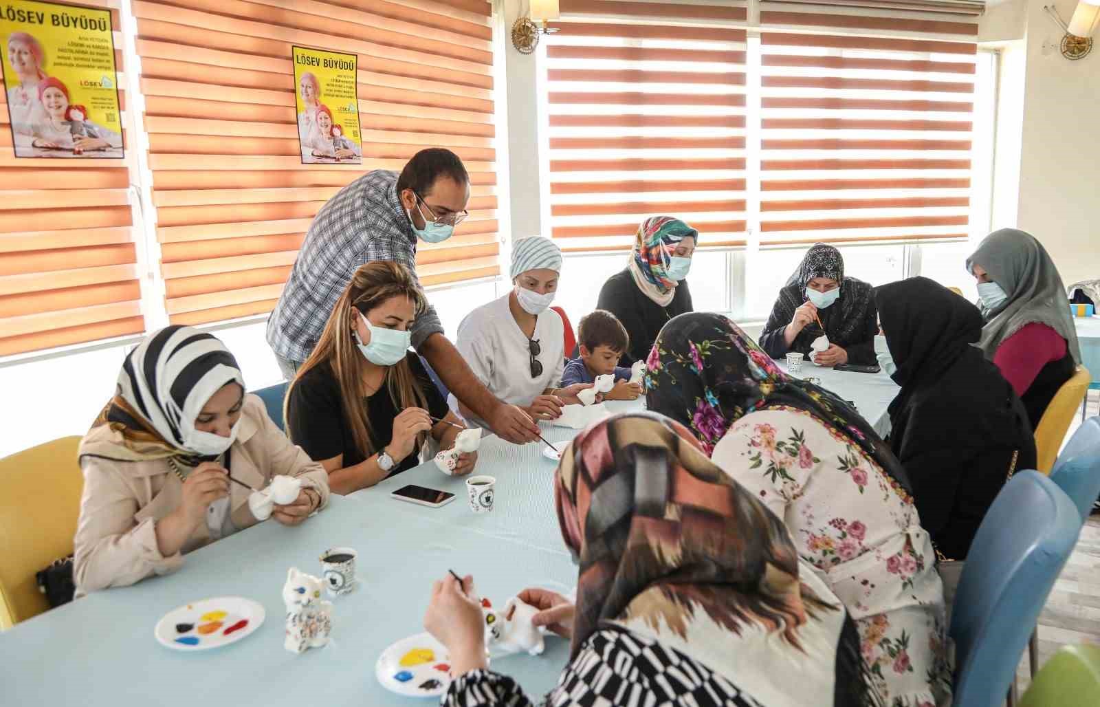 Lösemi hastaları seramik boyayıp moral depoladı