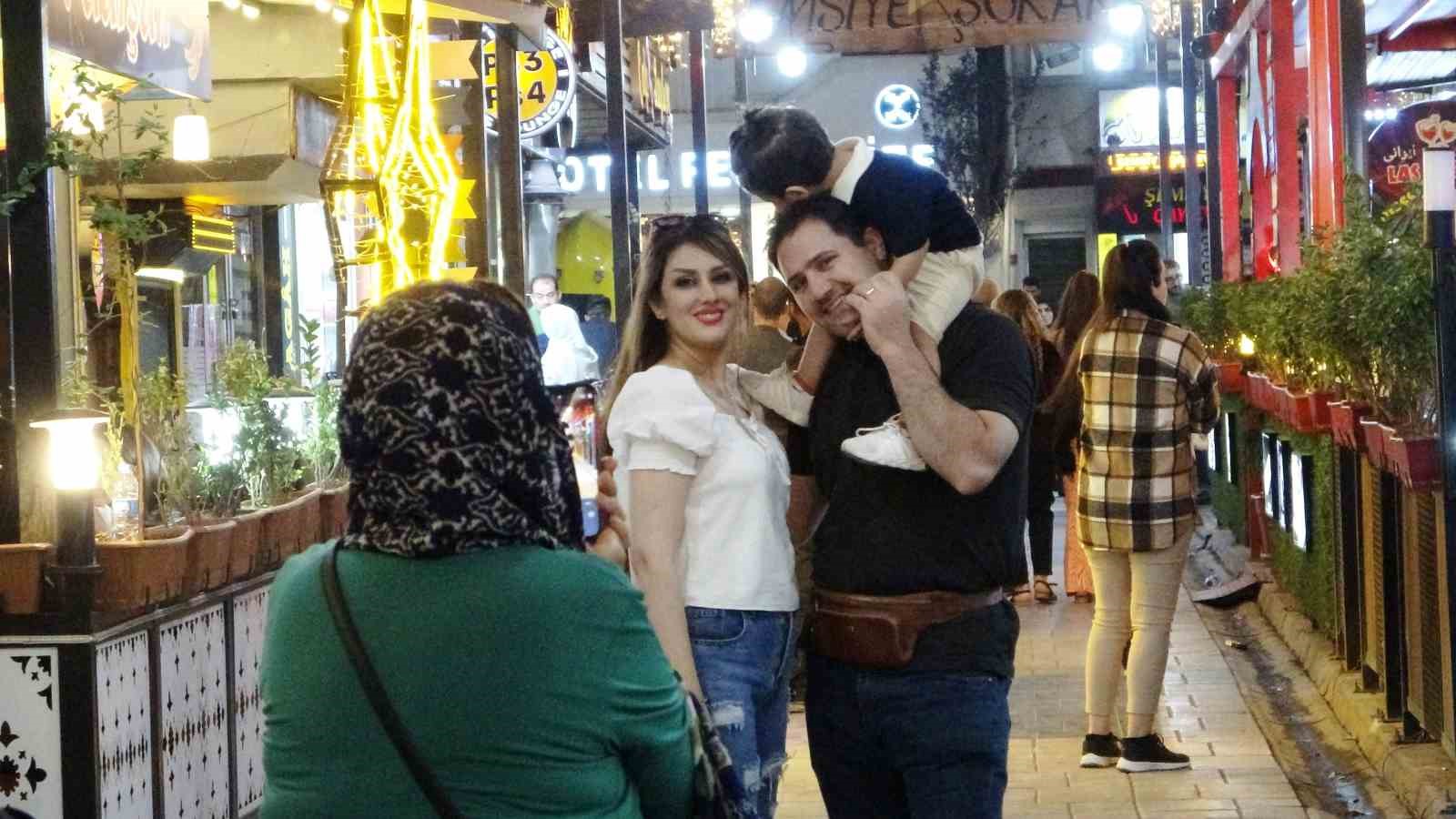 İranlı turistler Van esnafının yüzünü güldürdü