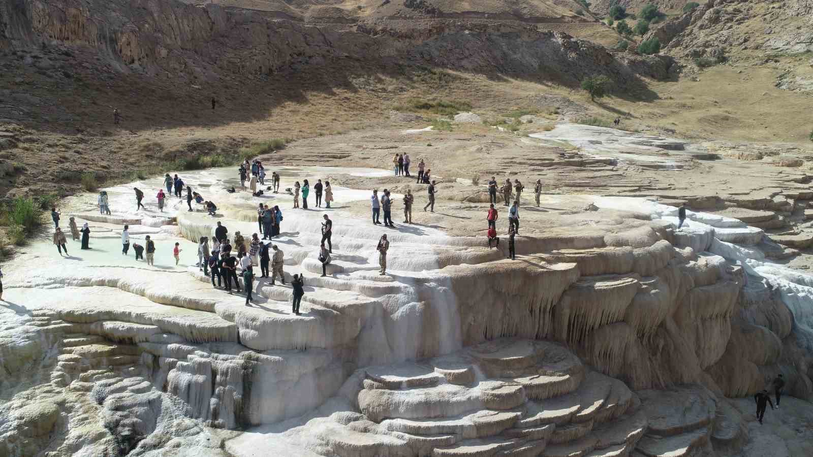 Başkale’nin yeni öğretmenleri travertenlere hayran kaldı