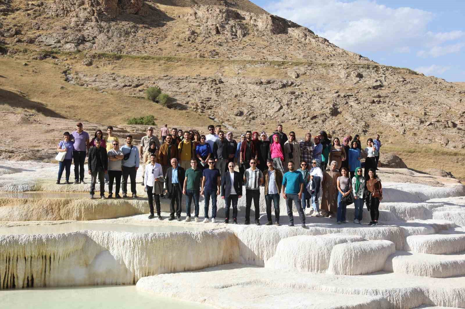 Başkale’nin yeni öğretmenleri travertenlere hayran kaldı