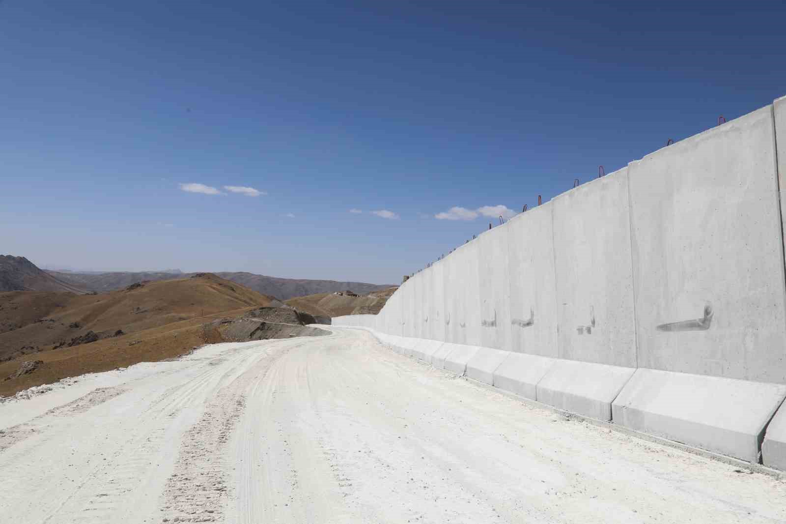 Van-İran sınırında güvenlik duvarı çalışmaları devam ediyor