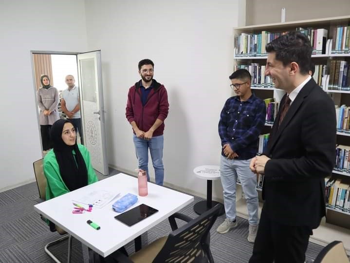 Kaymakam Gürdal, kütüphanede ders çalışan öğrencilerle bir araya geldi