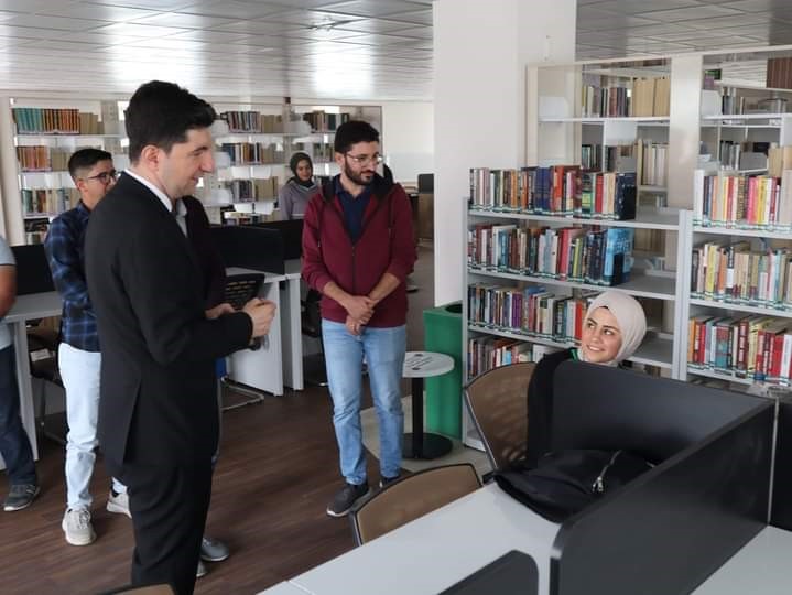 Kaymakam Gürdal, kütüphanede ders çalışan öğrencilerle bir araya geldi