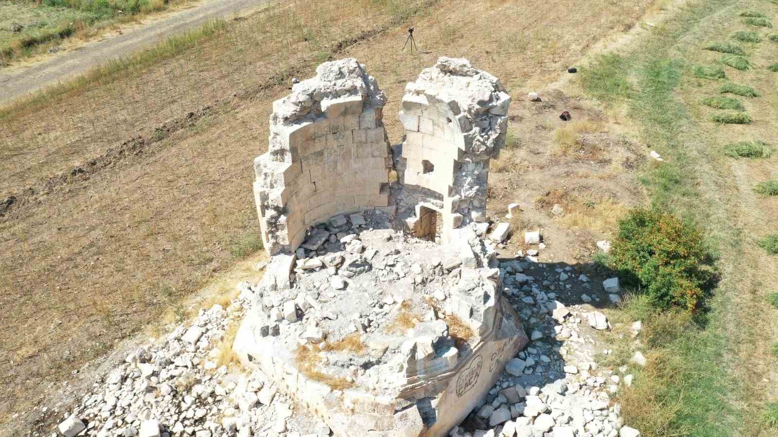 600 yıllık Kara Yusuf Bey Kümbeti onarılmayı bekliyor