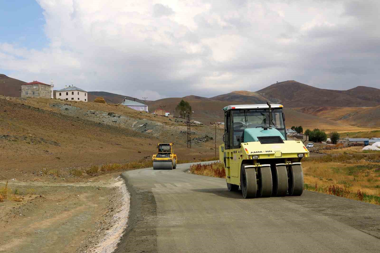 Türkiye’nin en soğuk ilçesinde beton yol çalışması