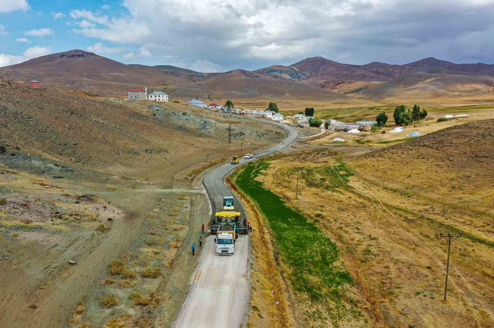 Türkiye’nin en soğuk ilçesinde beton yol çalışması