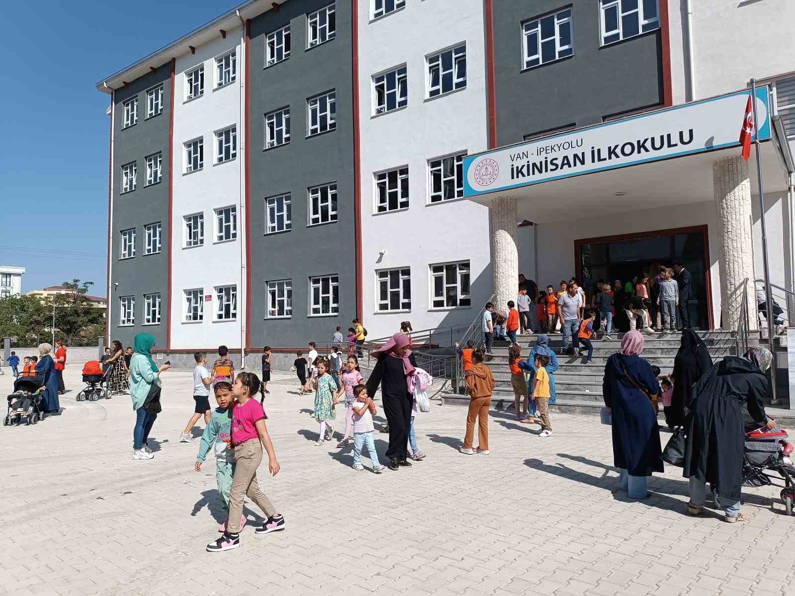Van’da 324 bin öğrenci için ilk ders zili çaldı