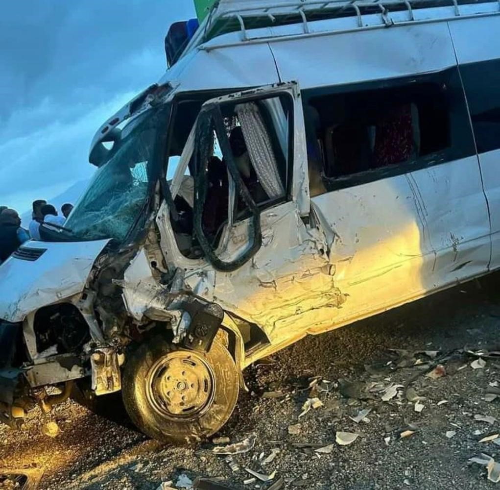Van’da minibüs ile kamyon çarpıştı: 1 ölü, 7 yaralı