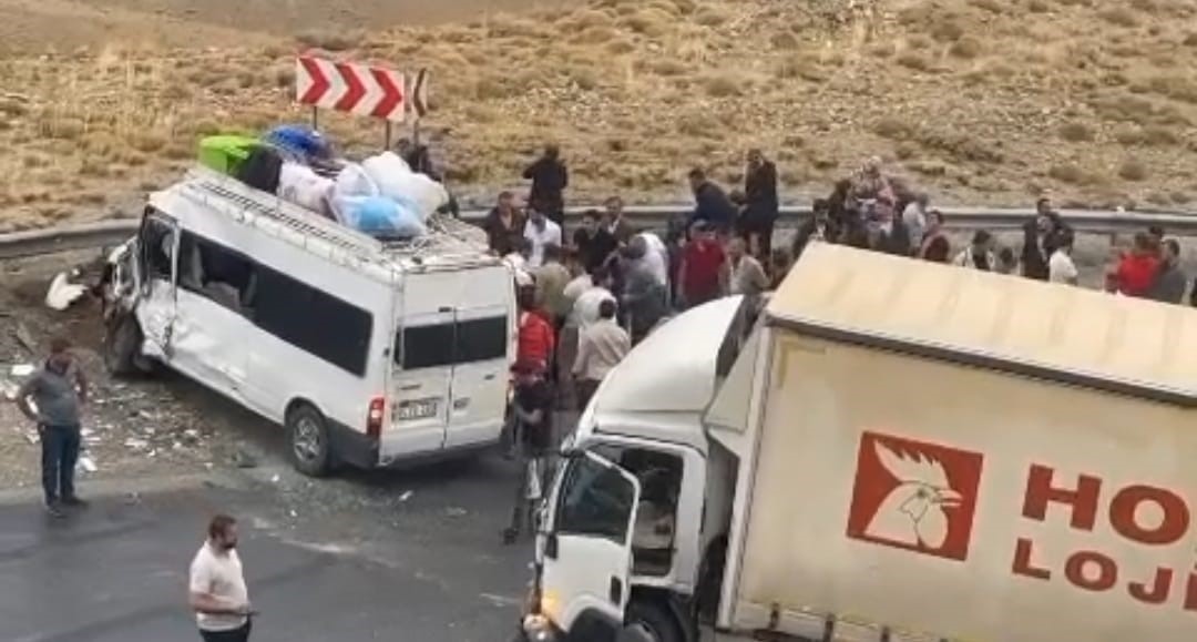 Van’da minibüs ile kamyon çarpıştı: 1 ölü, 7 yaralı