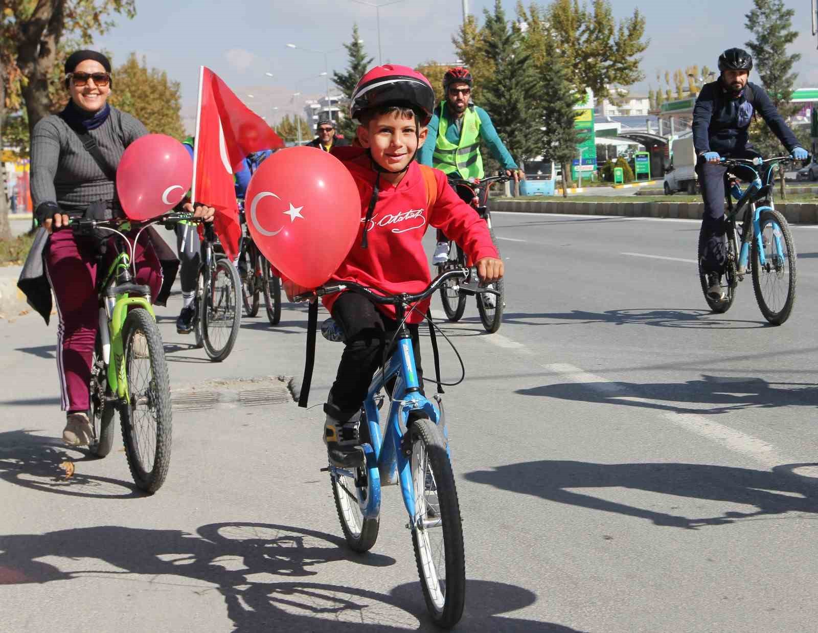 Cumhuriyet’in 100. yılı anısına bisiklet turu düzenlendi