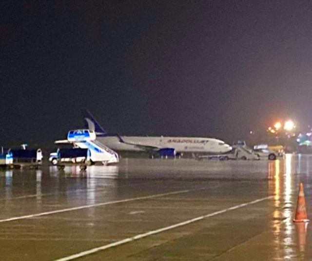 Rize'ye inmek isteyen Ankara uçağına yıldırım isabet etti, İstanbul uçağı ise martı sürüsüne çarptı