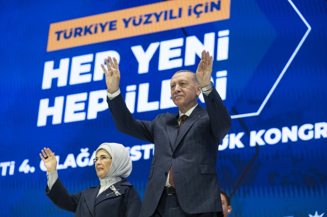 Cumhurbaşkanı Erdoğan, AK Parti kongresinde kürsüden duyurdu: İlk Kabine sonrası emekli memurlarımıza yeni müjdemizi açıklayacağız