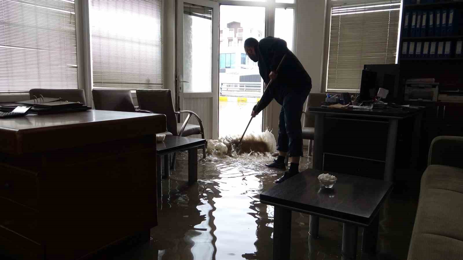 Van’da ev ve iş yerlerini su bastı