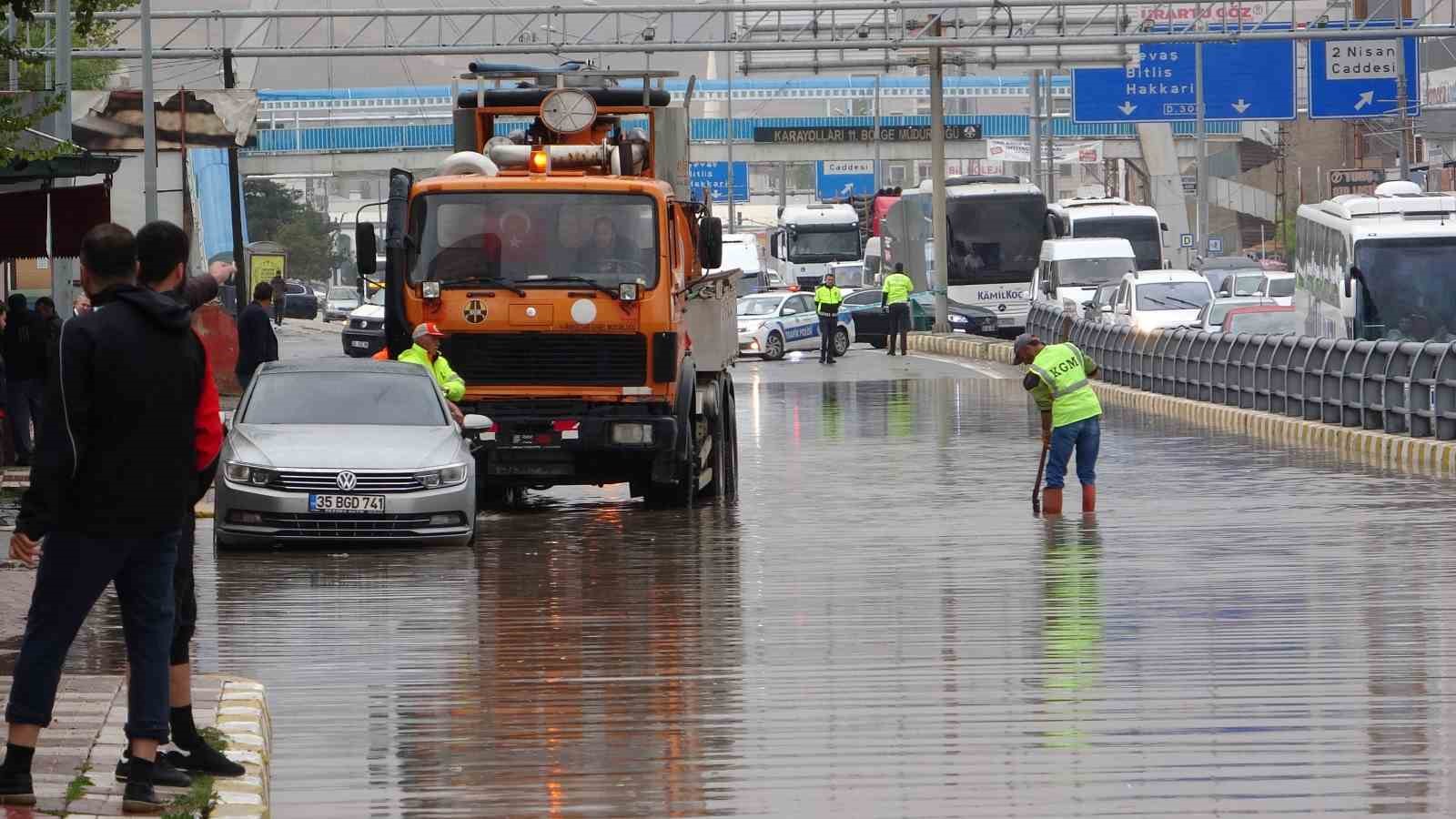 Van’da ev ve iş yerlerini su bastı