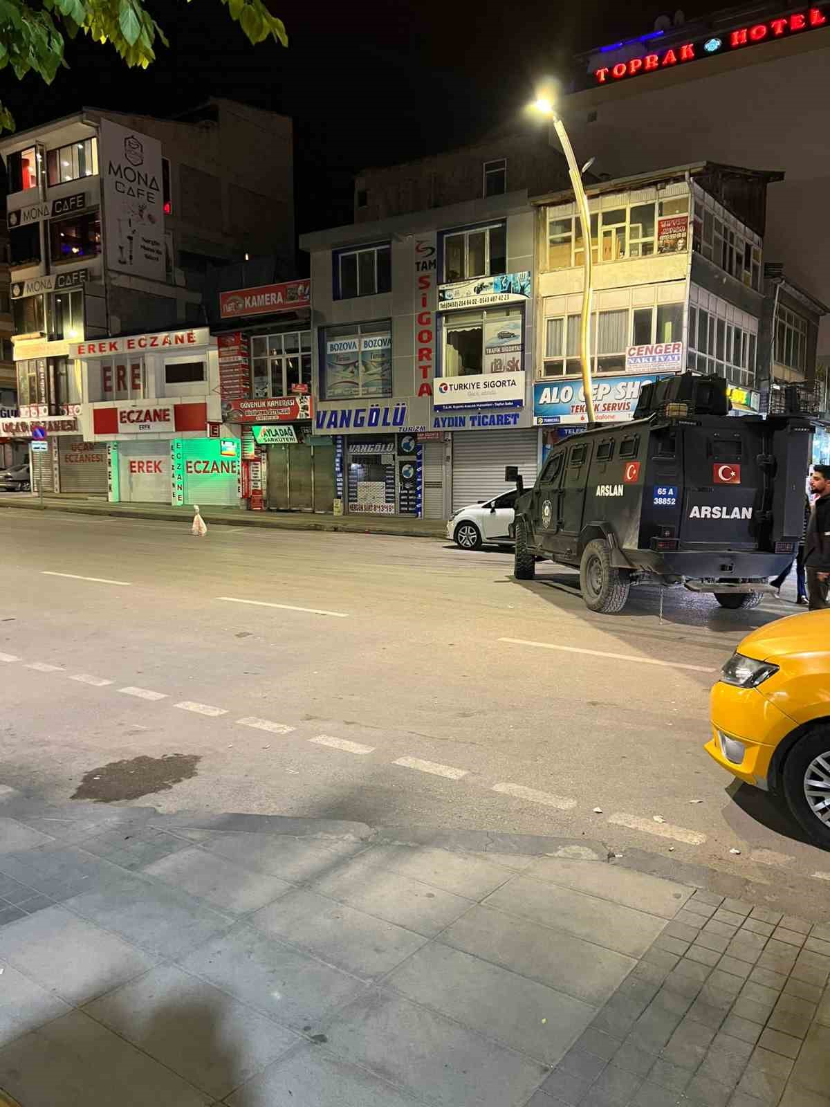 Van’da şüpheli paket alarmı: Fünyeyle patlatılan torbadan turşu bidonu ve kışlık sebze çıktı