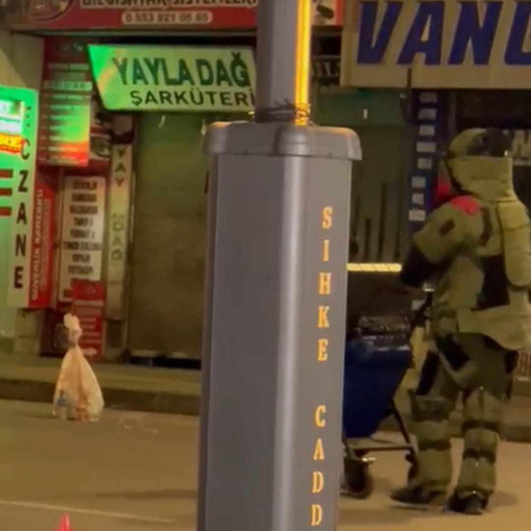 Van’da şüpheli paket alarmı: Fünyeyle patlatılan torbadan turşu bidonu ve kışlık sebze çıktı