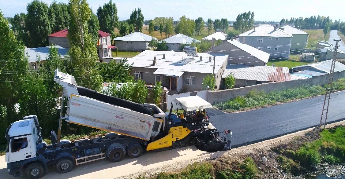 Erciş’te asfalt çalışması devam ediyor