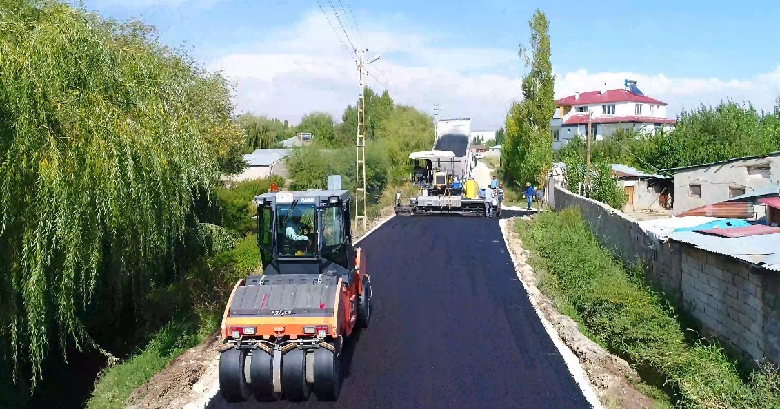 Erciş’te asfalt çalışması devam ediyor