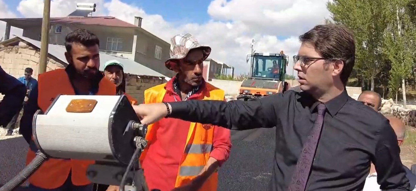 Erciş’te asfalt çalışması devam ediyor
