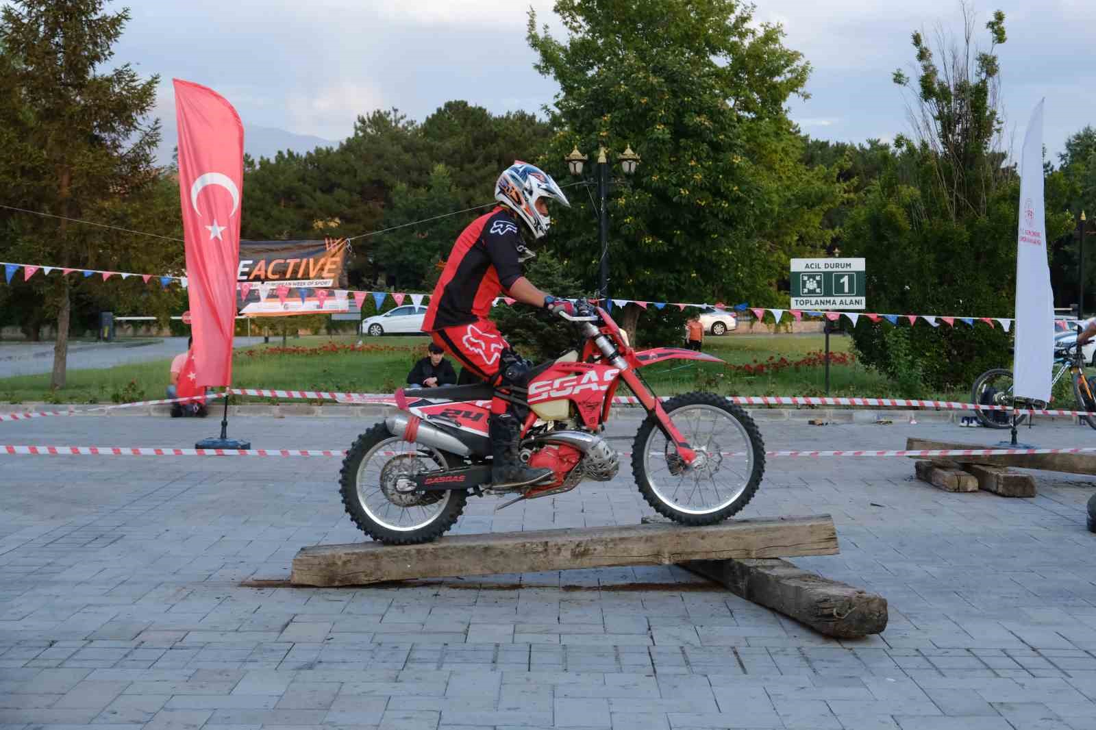 Kentin göbeğinde nefes kesen motocross gösterisi