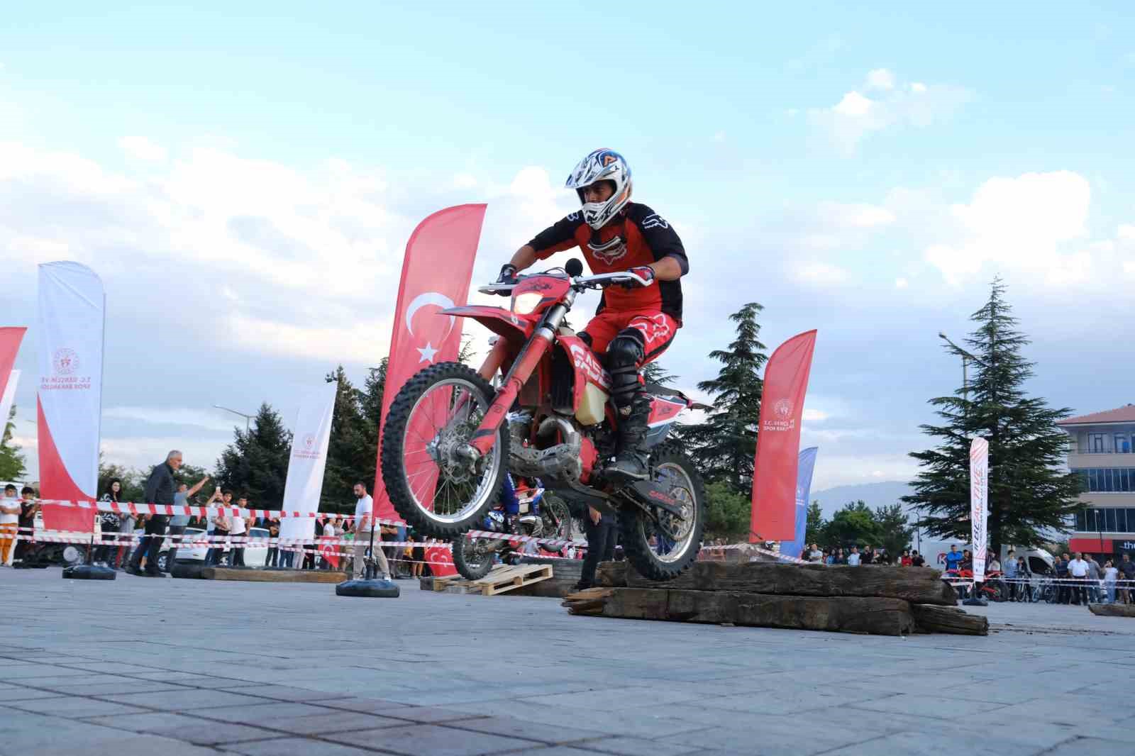 Kentin göbeğinde nefes kesen motocross gösterisi