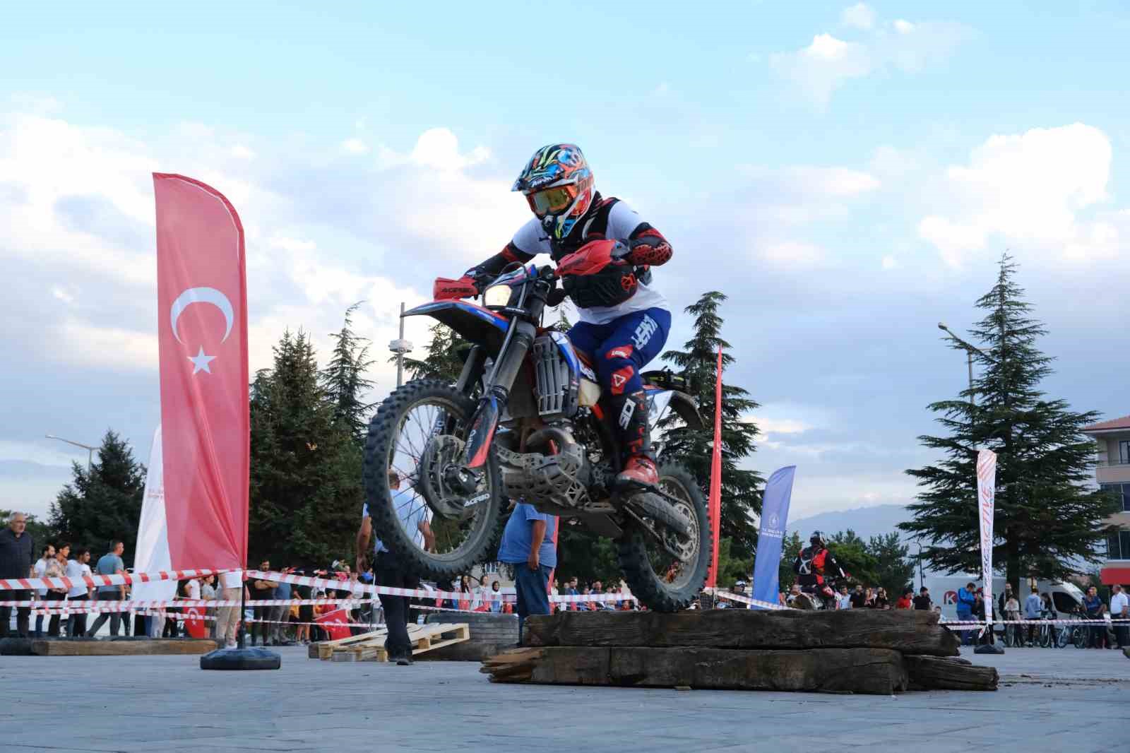 Kentin göbeğinde nefes kesen motocross gösterisi