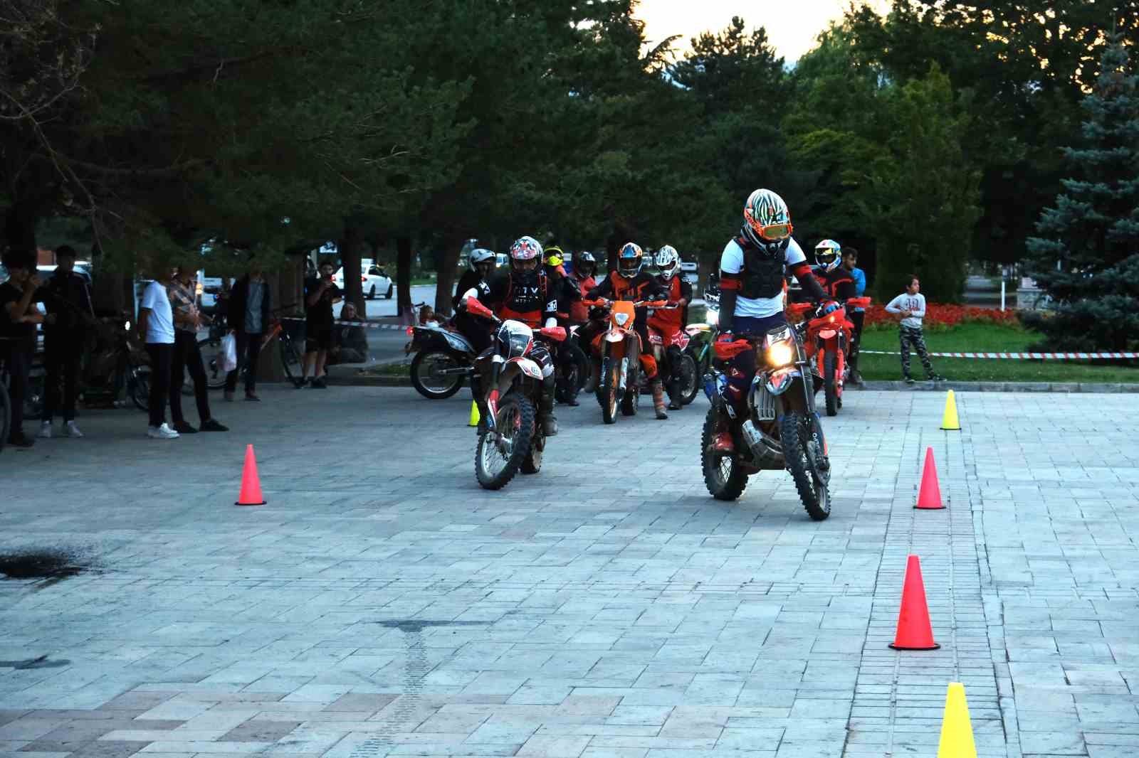 Kentin göbeğinde nefes kesen motocross gösterisi