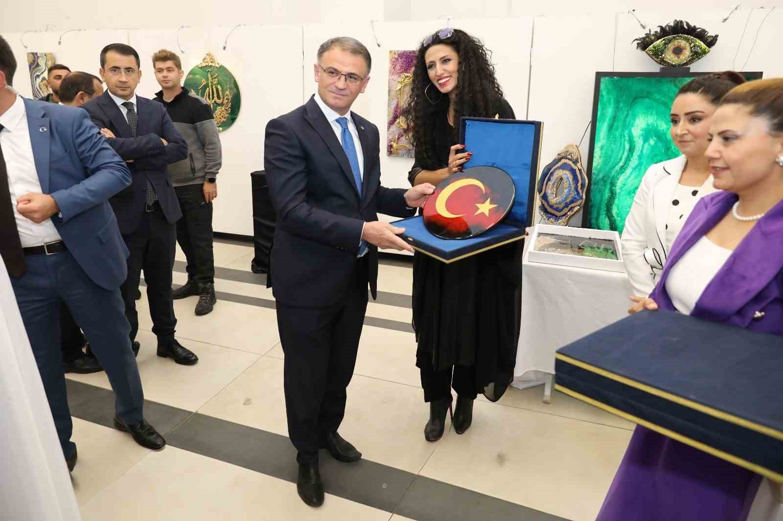 İpekyolu’nda ‘ışıltının ahengi’ sergisi