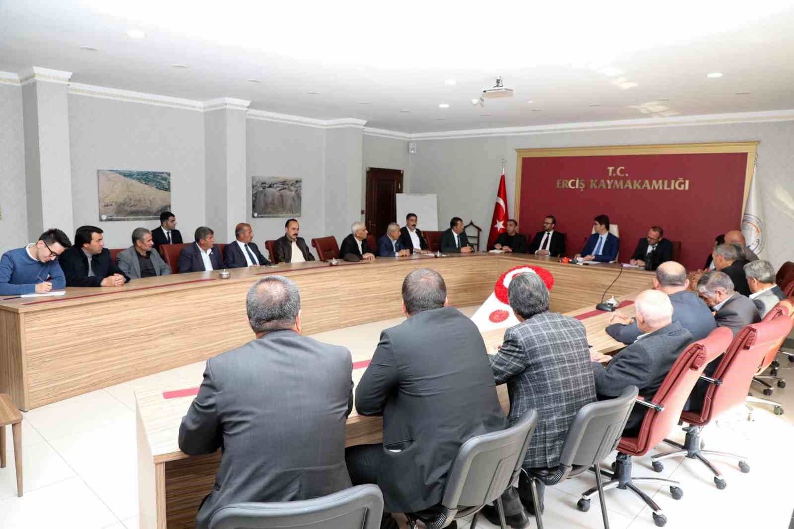 Erciş’te muhtarlar toplantısı