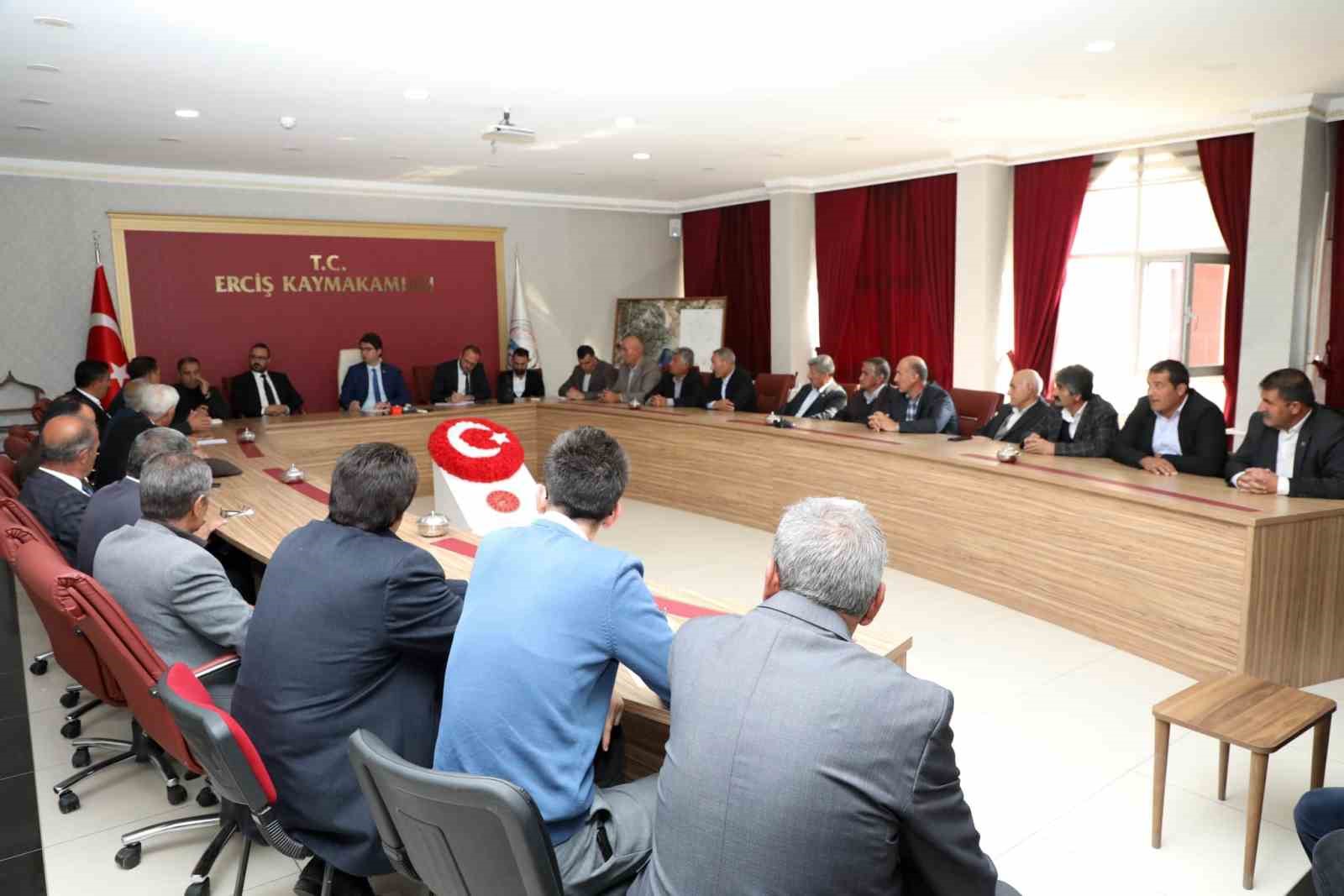 Erciş’te muhtarlar toplantısı