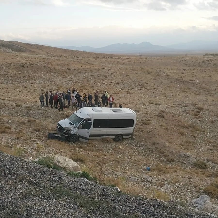 Tıra arkadan çarpan minibüs yoldan çıktı: 6 yaralı