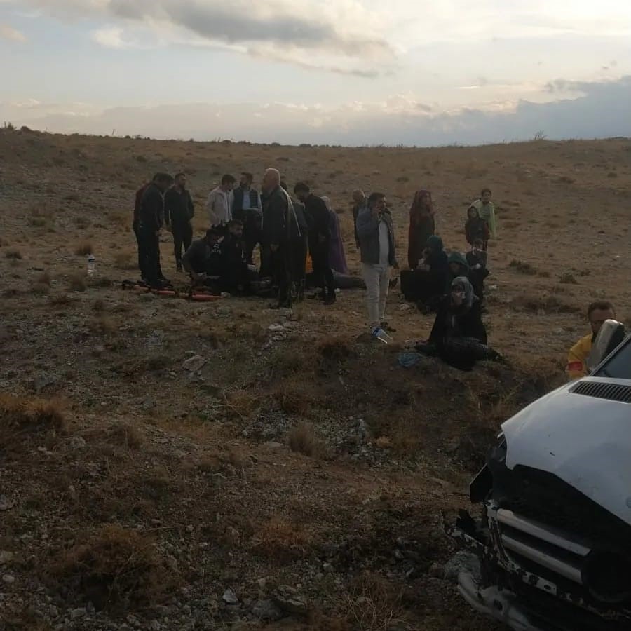 Tıra arkadan çarpan minibüs yoldan çıktı: 6 yaralı