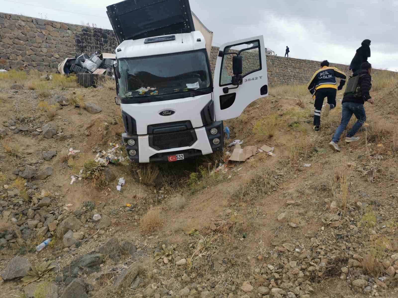 Otomobil tıra çarptı: 5 yaralı