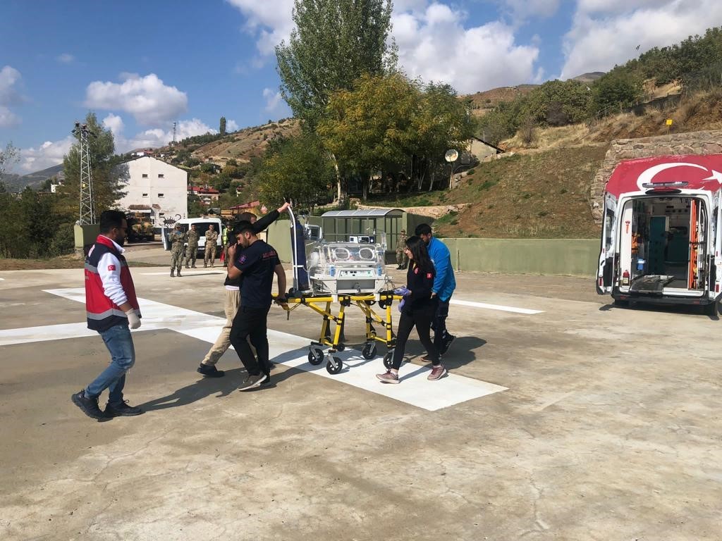 Hipotermi geçiren bebek için helikopter havalandı