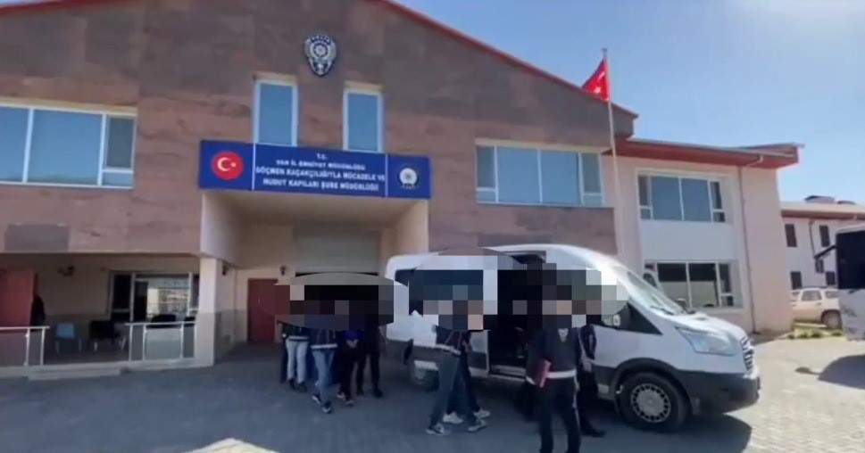 Van‘da göçmen kaçakçılarına yönelik operasyon: 26 tutuklu