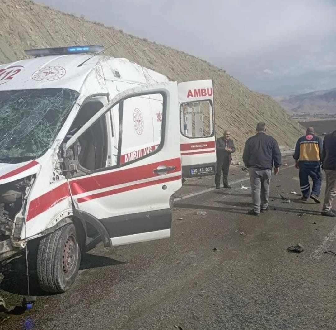 Evde bakım ambulansı yoldan çıktı: 4 yaralı