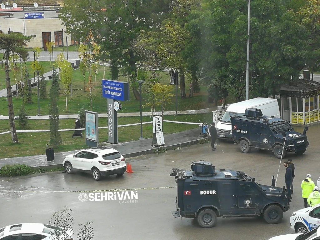 AK Parti Van İl Başkanlığı önünde şüpheli paket alarmı