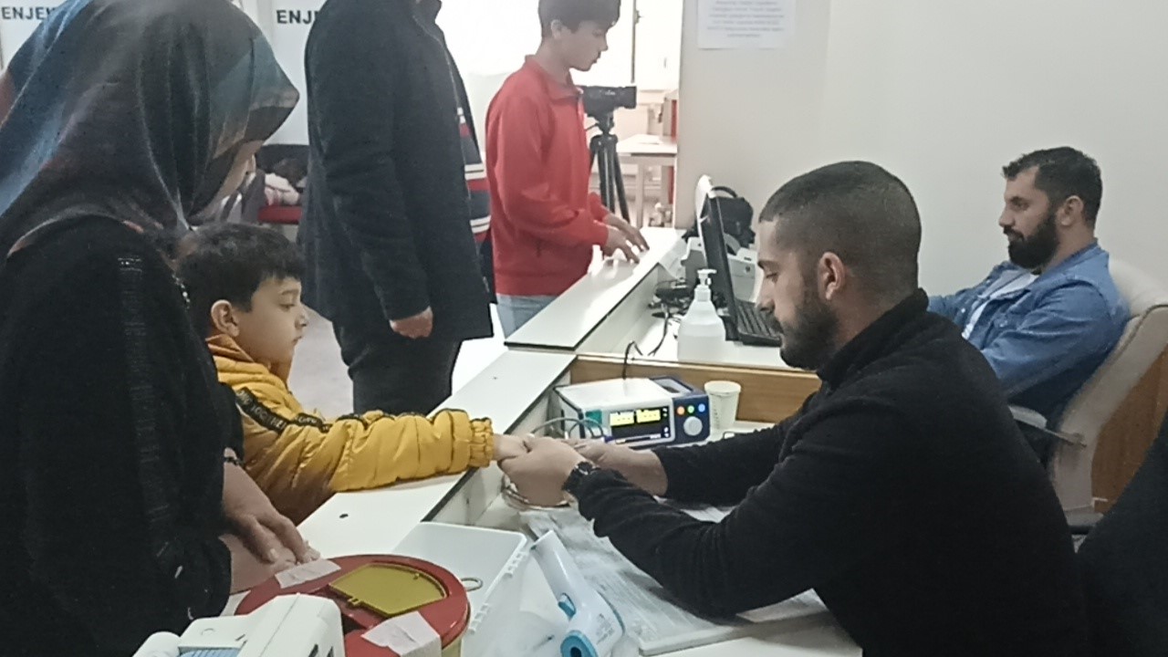 Günler sonra enkazdan çıkarılan ve hayata tutunan depremzede, inanlara yardım için hemşire oldu