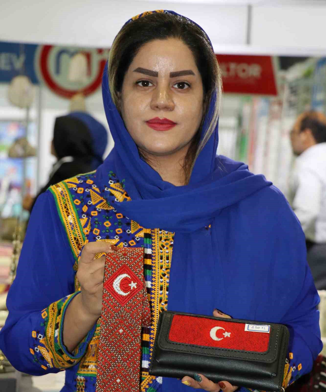 İranlı kadın Türk bayrağını kravat ve cüzdanlara işledi