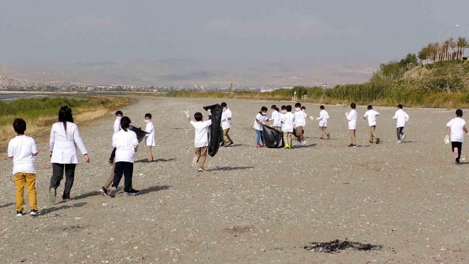 Edremit Belediyesi öncülüğünde Van Gölü sahilinde temizlik çalışması