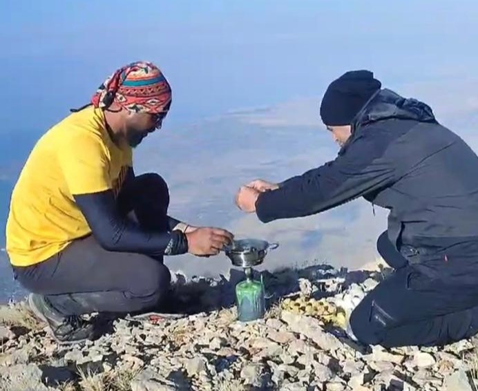3 bin 537 rakımlı Artos Dağı’nın zirvesinde kavurmalı yumurta pişirdiler