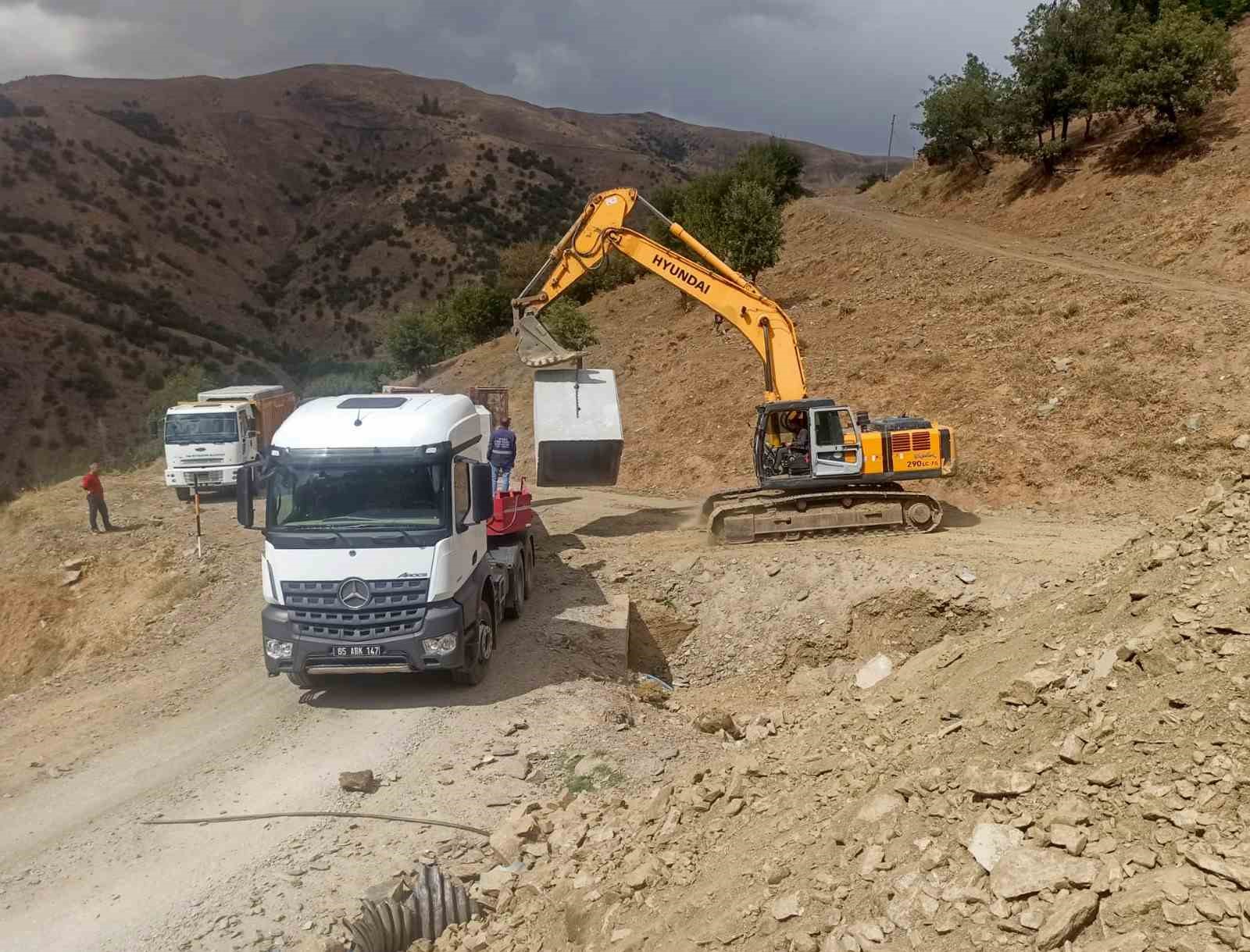 Van Büyükşehir Belediyesi kırsalda yolların altyapısını güçlendiriyor