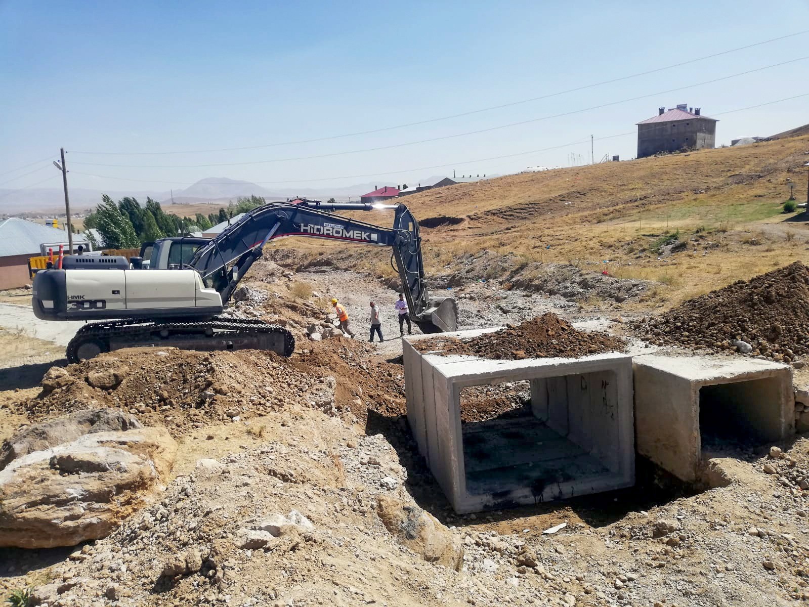 Van Büyükşehir Belediyesi kırsalda yolların altyapısını güçlendiriyor