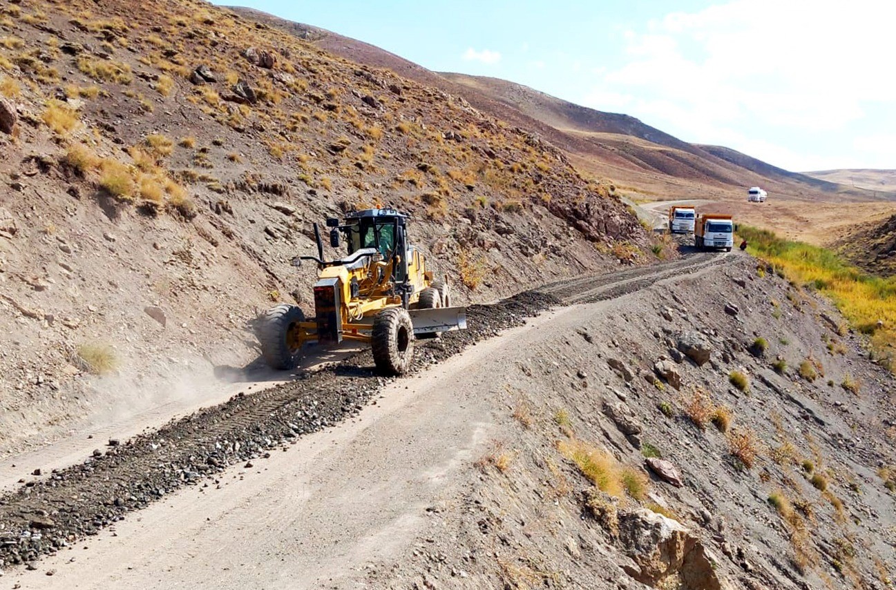 Van Büyükşehir Belediyesi kırsalda yolların altyapısını güçlendiriyor